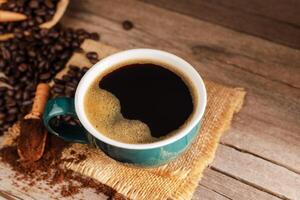 zwart koffie met groen kop en geroosterd koffie bonen bruin suiker en een kop van heet espresso koffie vlak top visie Aan een donker achtergrond foto
