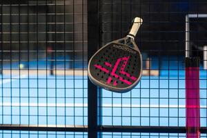 Oekraïne kiev, april 02 2024. peddelen tennis racket en ballen Aan de blauw peddelen rechtbank foto