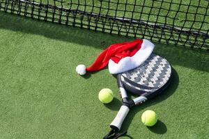 Kerstmis Open padel toernooi. poster voor sociaal netwerken voor nieuw jaar spellen. padel tennis racket Aan toernooi. peddelen racket Aan rechtbank foto