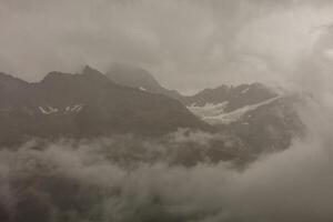 panorama van wolk laag van berg top over- Zwitsers Alpen foto