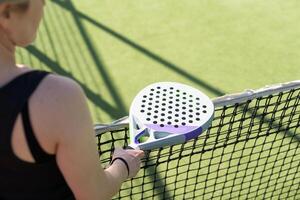 handen van een vrouw peddelen speler is Holding ballen en de racket Bij de achtergrond Bij de begin van de bij elkaar passen buitenshuis foto