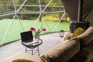 laptop in de koepel camping, hygge, levensstijl concept foto