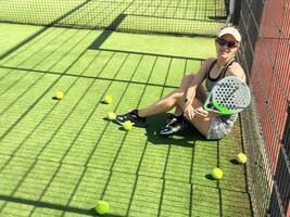 vrouw spelers portie bal. jong volwassen meisje Speel tennis buiten arena. persoon racket ritme spel club. mensen groep raken sport rechtbank wedstrijd. fit zorg vrij tijd. rennen vaardigheid trein. padel tennis team training foto