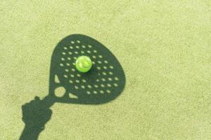 peddelen tennis racket schaduw Aan ballen. foto