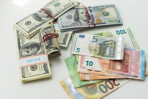 bankbiljetten, Amerikaans dollar, Europese munteenheid, euro, divers geld. foto