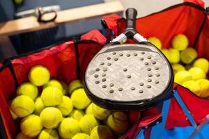 ballen in de buurt de netto van een blauw padel tennis rechtbank foto