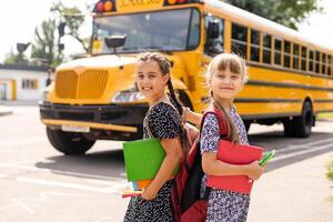 portret van twee meisjes met school- Tassen na les in school- foto