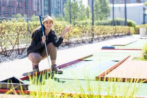 minigolf bal Aan kunstmatig gras. zomer seizoen spel foto