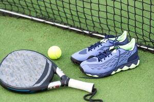 peddelen tennis voorwerpen en rechtbank. foto