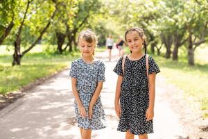 portret van twee meisjes met school- Tassen na les in school- foto