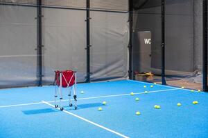 tennis padel ballen in rechtbank foto