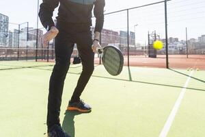 peddelen tennis trainer onderwijs Aan een woon- peddelen rechtbank, voorkant visie foto