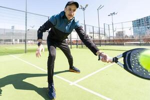 Mens spelen peddelen tennis. jumping en het schieten de bal. foto