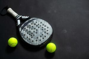 geïsoleerd peddelen tennis voorwerpen zwart achtergrond foto