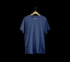 blauwe t-shirts met korte mouwen voor mockups. effen t-shirt met zwarte achtergrond voor ontwerpvoorbeeld. t-shirt op hanger voor weergave.