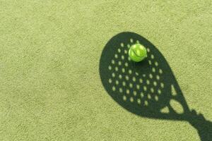 peddelen tennis racket schaduw Aan ballen. foto
