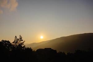 zon instelling over- ver weg bergen foto