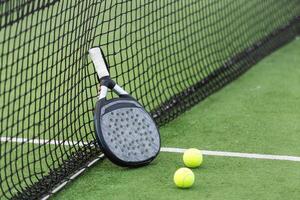 peddelen tennis racket en bal foto