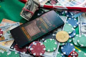 poker nieuw kaarten met divers chips en geld zijn gelegd uit Aan een groen spelen poker tafel. poker concept. spel concept foto