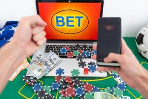 het gokken online casino internet wedden concept groen scherm. smartphone met poker chips, Dobbelsteen. jackpot, casino chips. foto