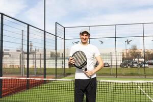 jong Mens spelen peddelen tennis Aan een groen rechtbank, vervelend een t-shirt.sport concept.kopie ruimte foto