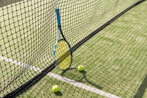 tennis racket met een reeks van ballen foto