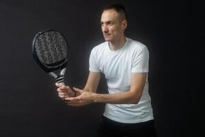 een Kaukasisch volwassen Mens peddelen padel tennis speler schaduw silhouet in studio geïsoleerd Aan zwart achtergrond foto