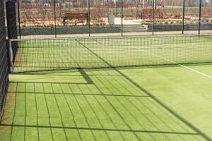 mooi tennis rechtbank Aan zonnig dag foto