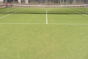tennis netto Aan een groen veld- foto