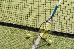 tennis racket en tennis ballen Bij de netto Aan de lijnen Aan een tennis rechtbank. foto
