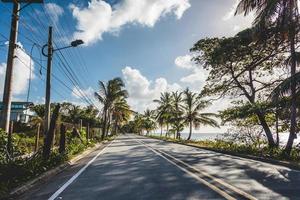 in San Andres is er een weg die de rondreis rond het eiland doet. alle soorten voertuigen gebruiken deze route foto