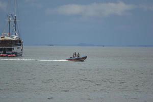 sorong, West Papoea, Indonesië, 2021. dorpeling die de zee oversteekt met houten boot. foto