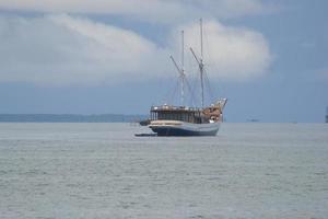 een cruiseschip dat aan de zee aanmeert foto