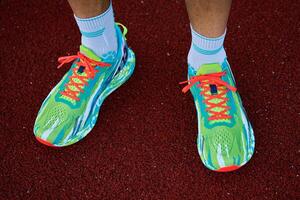 loper atleet vervelend rennen schoenen Bij racing bijhouden foto