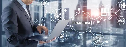 zakenman hand aanraken inscriptie franchise marketingsysteem foto