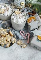 warme chocolademelk met marshmallows, warme gezellige kerstdrank