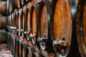 houten eik wijn vaten gestapeld in een rij foto