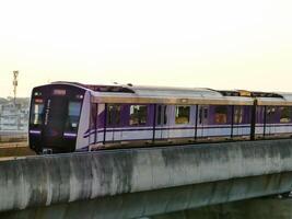 nonthaburi-thailand april 16, 2024 de elektrisch lucht trein mrt Purper lijn passeert door centraal westgate afdeling op te slaan de grootste boodschappen doen plein in de avond Bij knal ja, nonthaburi Thailand. foto