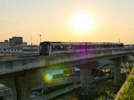 nonthaburi-thailand april 16, 2024 de elektrisch lucht trein mrt Purper lijn passeert door centraal westgate afdeling op te slaan de grootste boodschappen doen plein in de avond Bij knal ja, nonthaburi Thailand. foto