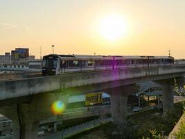 nonthaburi-thailand april 16, 2024 de elektrisch lucht trein mrt Purper lijn passeert door centraal westgate afdeling op te slaan de grootste boodschappen doen plein in de avond Bij knal ja, nonthaburi Thailand. foto