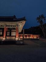 traditioneel Koreaans architectuur lit omhoog Bij schemering foto