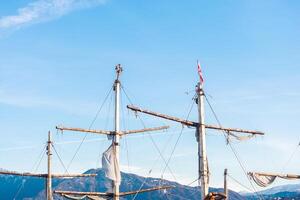 schip masten tegen de achtergrond van blauw lucht en bergen. masten tegen de backdrop van de Kaukasus bergen. foto