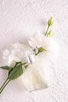een chique kristal fles met een delicaat bloemen geur leugens Aan een mooi bloem. top visie. blanco Product model. verpakking sjabloon foto