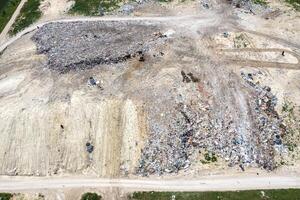 antenne top visie van een stad vuilnis dumpen. verspilling verwijdering faciliteit foto