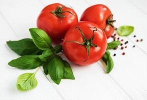 verse tomaten met groene basilicum foto