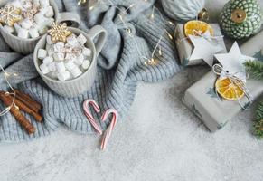 warme chocolademelk met marshmallows, warme gezellige kerstdrank