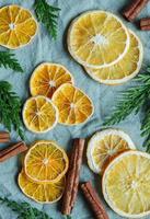 arrangement van droge sinaasappels en kaneelstokjes. foto