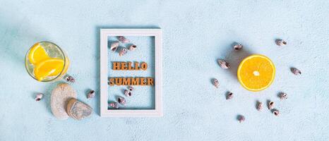 Hallo zomer tekst in foto kader, cocktail, oranje, stenen en schelpen Aan blauw top visie web banier