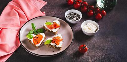 crostini Aan rogge brood in de vorm van een hart met Ricotta en tomaten Aan een bord web banier foto