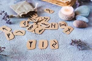 voorspelling van drie Scandinavisch runen Aan een tafel in mystiek decor foto